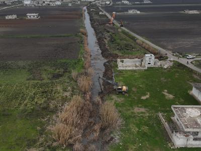 دعماً للأنشطة الزراعية .. الدفاع المدني السوري وهيئة تطوير الغاب تبدأان تعزيل مصارف وقنوات مياه في سهل الغاب