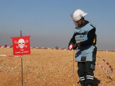 وحددت فرق مسح مخلفات الحرب في الدفاع المدني السوري 95 حقلاً ونقطة تنتشر فيها الألغام ومخلفات الحرب، في المناطق المدنية وبالقرب من منازل المدنيين وفي الحقول الزراعية والمرافق، في المدن والبلدات التي كانت تسيطر عليها قوات النظام وحلفائه، في ريفي إدلب وحلب، وعثرت الفرق على العشرات من حقول الألغام التي تحتوي على الألغام المضادة للآليات والمضادة للأفراد المحرمة دولياً، والتي تسببت حالات انفجارها بمقتل وإصابة العشرات من المدنيين خلال الأيام السابقة، وباتت تشكّل خطراً يهدد الحياة ويقوض عودة المدنيين لمنازلهم والعم