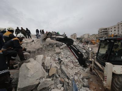 مقتل وإصابة أكثر من 1400 مدني جراء زلزال كبير ضرب شمال غربي سوريا…والأعداد بارتفاع