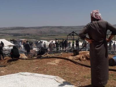 مع ارتفاع درجات الحرارة ...الحرائق خطر متجدد يلاحق النازحين في مخيمات الشمال السوري