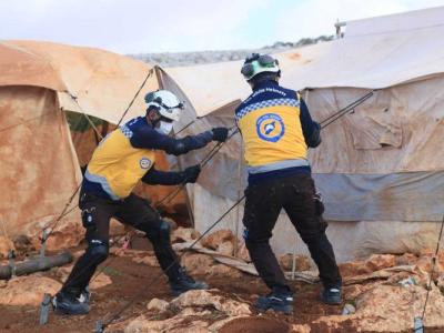 طفلان جريحان جراء العاصفة التي ضربت شمال غربي سوريا...و تضرر أكثر من 100 خيمة