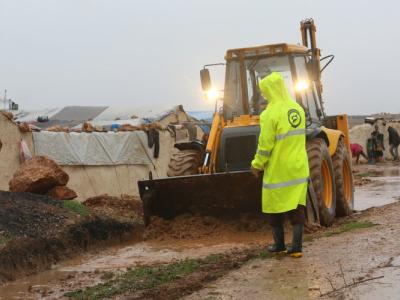 مأساة الشتاء تلاحق السوريين… الاستجابة لتضرر أكثر من 40 مخيماً بعد الأمطار الغزيرة شمال غربي سوريا