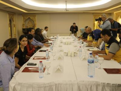 فريق من الخوذ البيضاء يجتمع بالسفيرة الأمريكية ليندا توماس غرينفيلد قرب معبر باب الهوى