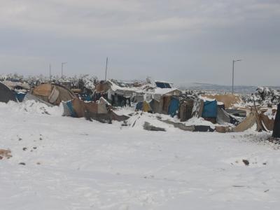 الثلوج تحاصر مخيمات في ريف عفرين…والأمطار تغرق مخيمات شمالي إدلب