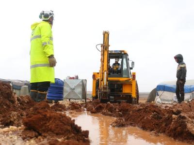 تضرر أكثر من 140 خيمة جراء أول منخفض جوي لهذا الشتاء في شمال غربي سوريا