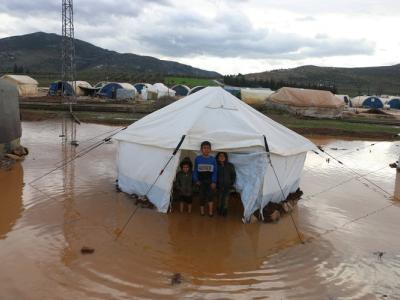 إصابة 4 نساء جراء العاصفة...والرياح القوية تقتلع خيام المهجرين