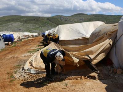 معاناة متكررة….الرياح القوية تقتلع خيام المهجرين قسراً في الشمال السوري