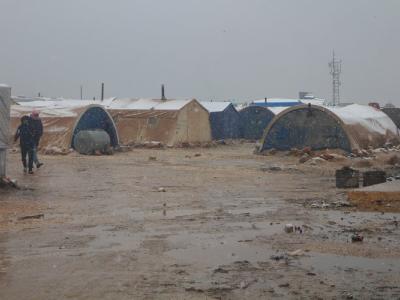 الثلوج تصل الشمال السوري…وعدد المخيمات المتضررة بسبب الأمطار يرتفع إلى 225 مخيماً