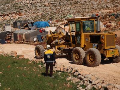 لتخفيف معاناة المدنيين…البدء بفرش طرقات في ثلاثة مخيمات