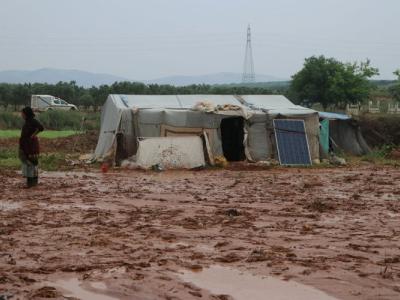 أضرار في  أكثر من 716 خيمة ومسكن مؤقت بعد عاصفة مطرية ضربت شمال غربي سوريا